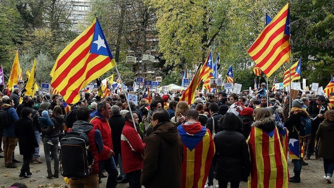 Firari Katalan siyasetçiler için yakalama kararı
